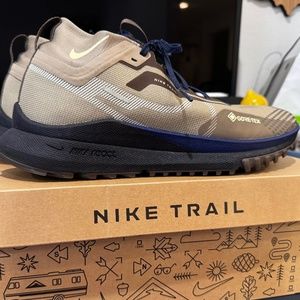 Nike Pegasus Trail 4 GORE-TEX  KHAKI/LIGHT BONE/IRONSTONE/CITRON TINT